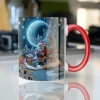 Caneca Personalizada de Natal com Ilustração Festiva e Alça Vermelha